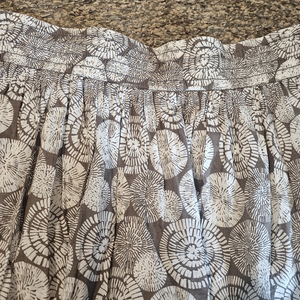 Banana Republic White and Gray A-Line Floral Skirt - Picture 5 of 13